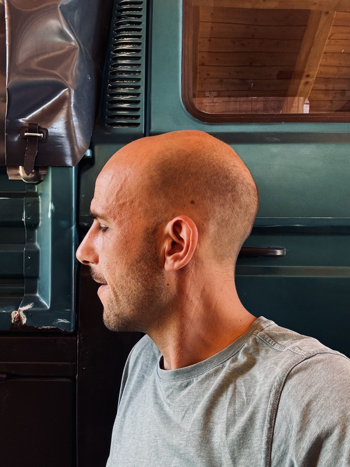 Gabor im Profil vor seinem grünen Bulli